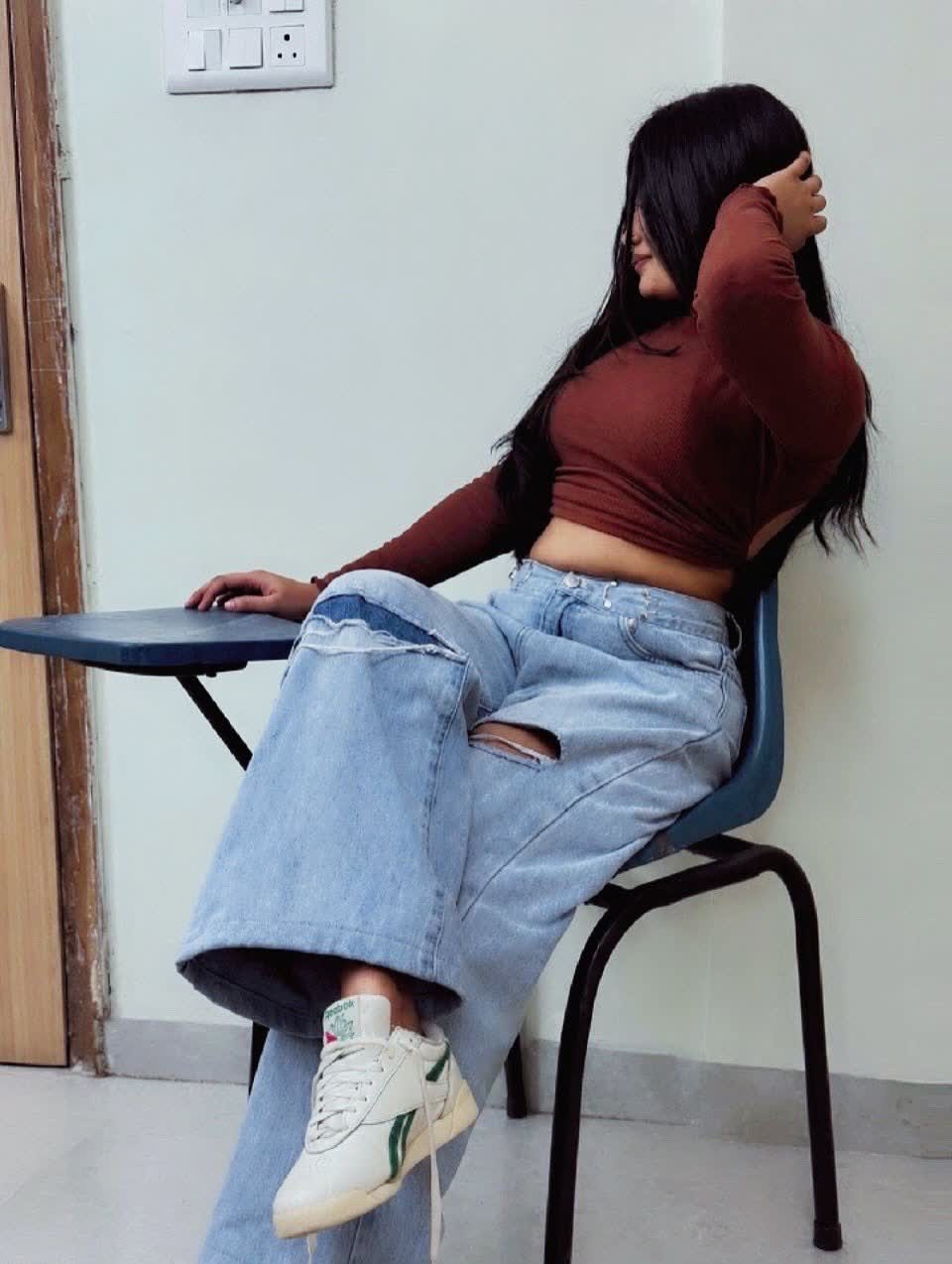 Brunnete escort girl